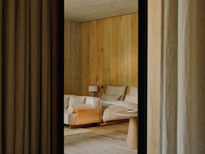 A bedroom with a bed, a nightstand, and a lamp. - Wiesergut (Saalbach-Hinterglemm)