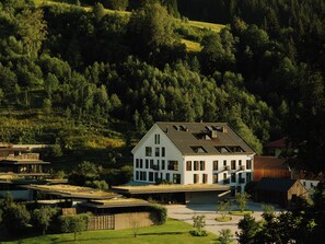 A modern two-story house with a sloped roof, large windows, and a spacious front yard. - Wiesergut (Saalbach-Hinterglemm)