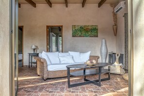 Suite, 2 habitaciones, cocina (Weinbergsuite) | Ropa de cama de alta calidad, caja fuerte, escritorio y cortinas opacas