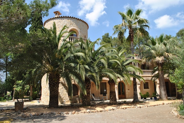 Vista frontal de la propiedad