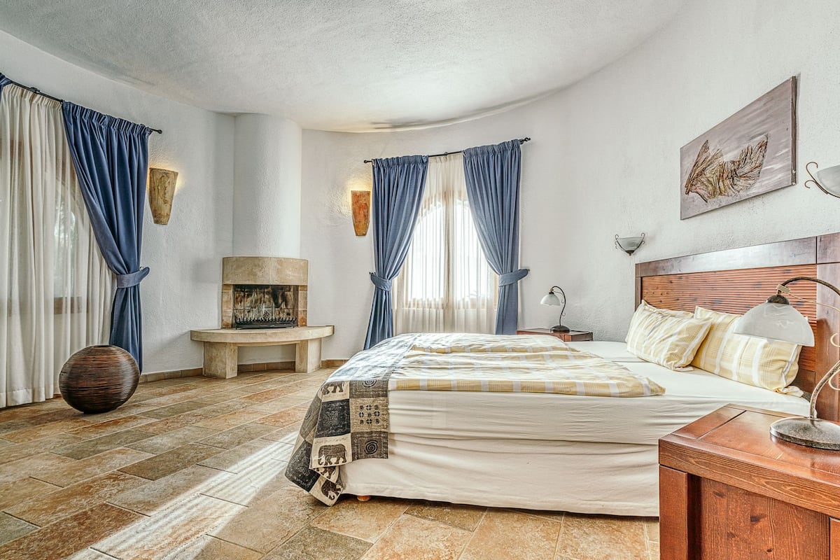 Premium bedding, in-room safe, desk, blackout curtains
