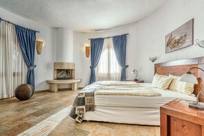 Premium bedding, in-room safe, desk, blackout drapes