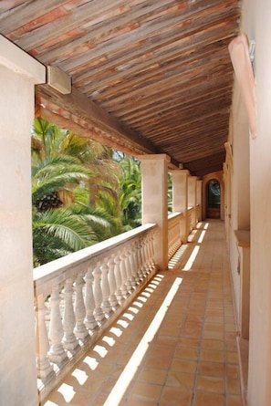 Habitación triple junior | Terraza o patio