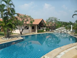 สระว่ายน้ำกลางแจ้ง