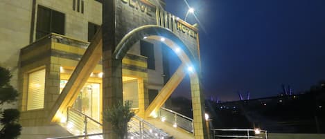 Depan hartanah - siang/malam