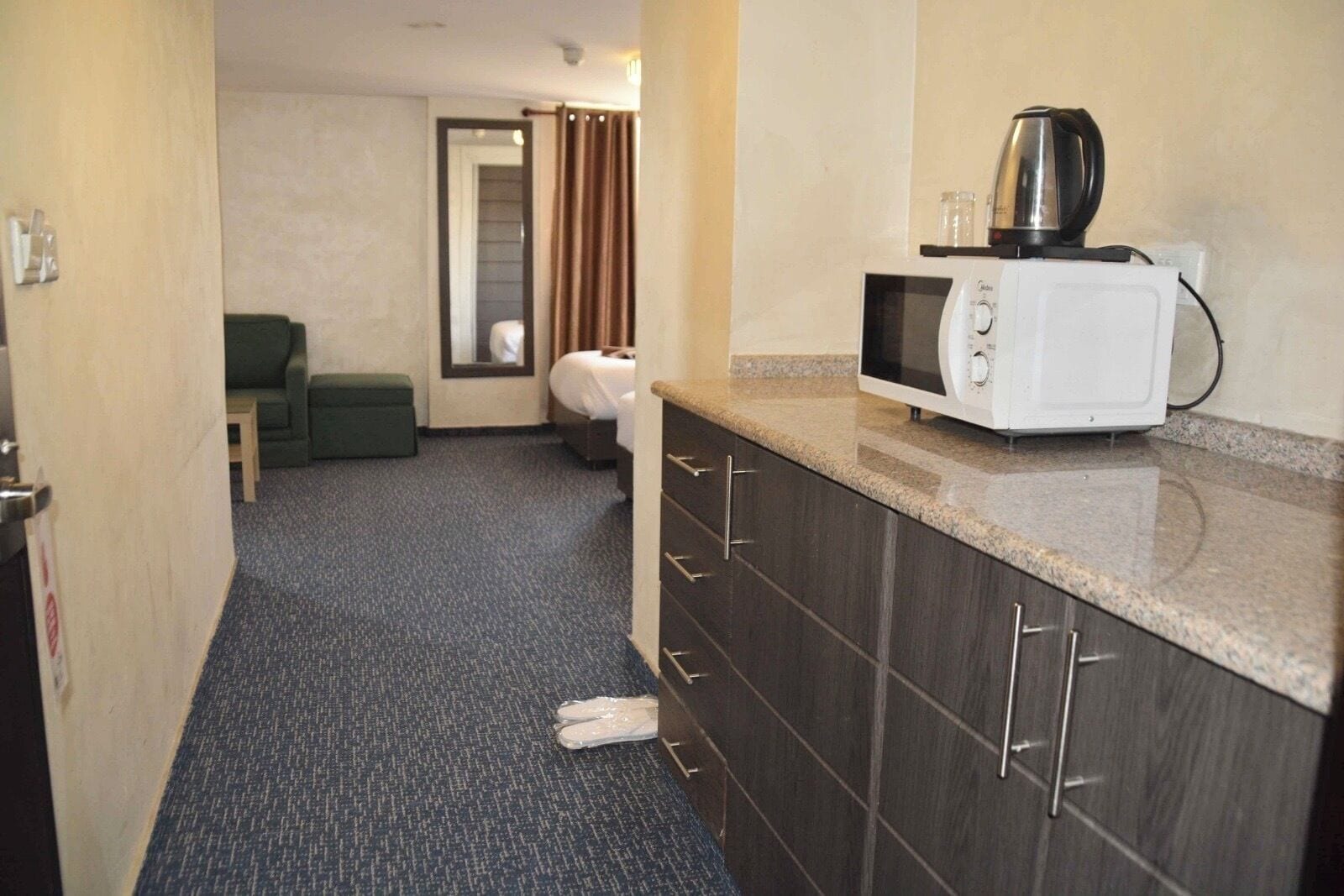 triple room | minibar, in-room safe, desk, iron/ironing board