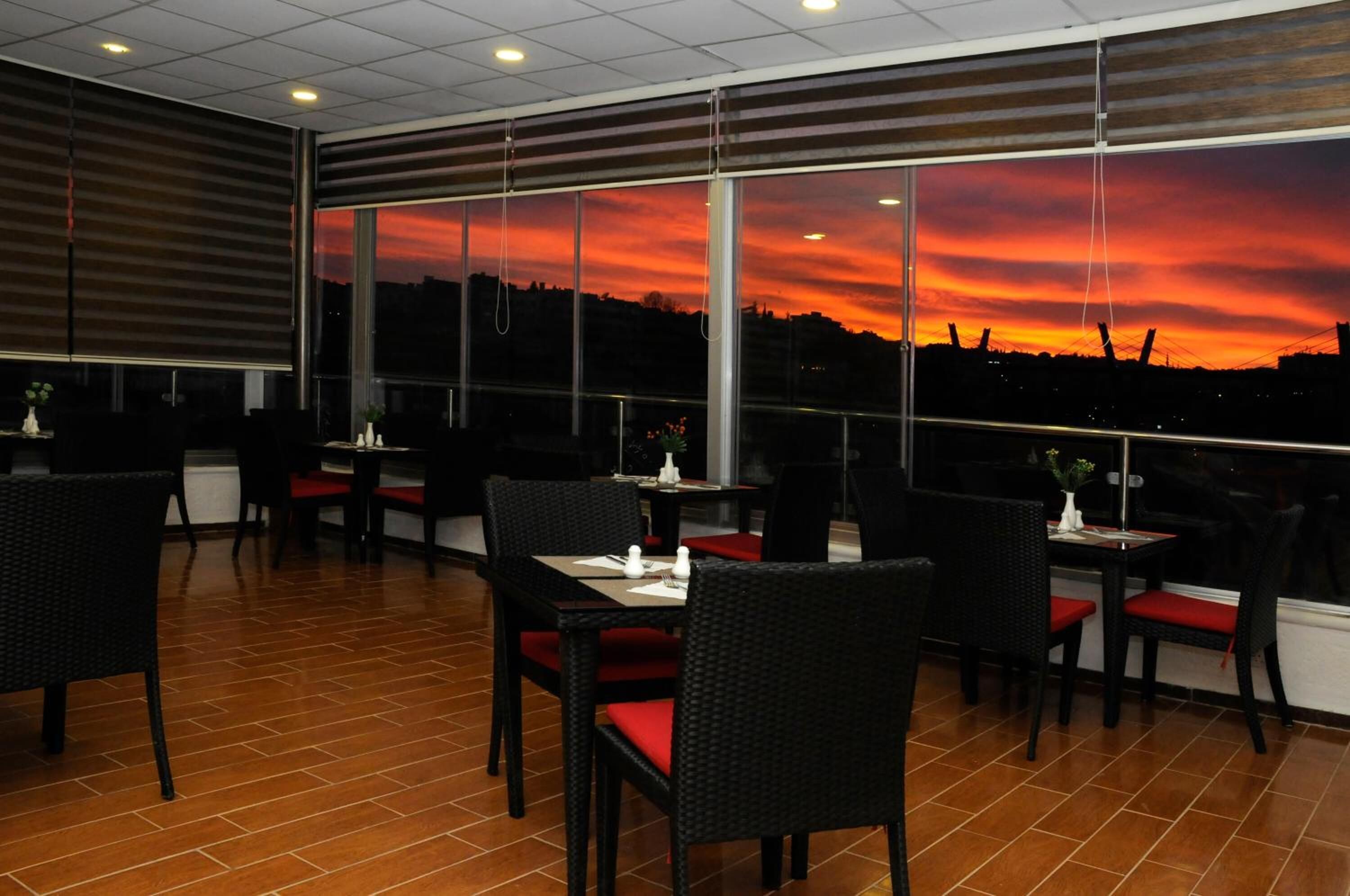 2 restaurants, international cuisine