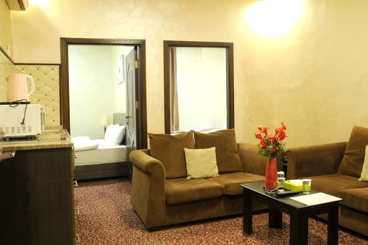 family suite | minibar, in-room safe, desk, iron/ironing board