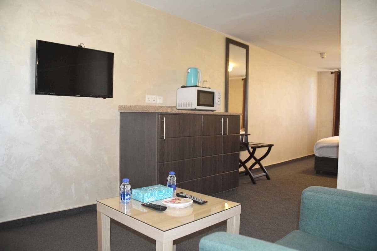standard room | minibar, in-room safe, desk, iron/ironing board