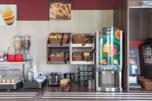 Daily cooked-to-order breakfast for a fee - ACE Hôtel Troyes (Saint-Andre-les-Vergers)