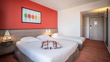 Driepersoonskamer | Een bureau, geluiddichte muren, een strijkplank/strijkijzer