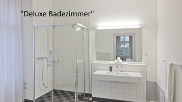 Svit | Badrum | Dusch, gratis toalettartiklar, hårtork och badrock