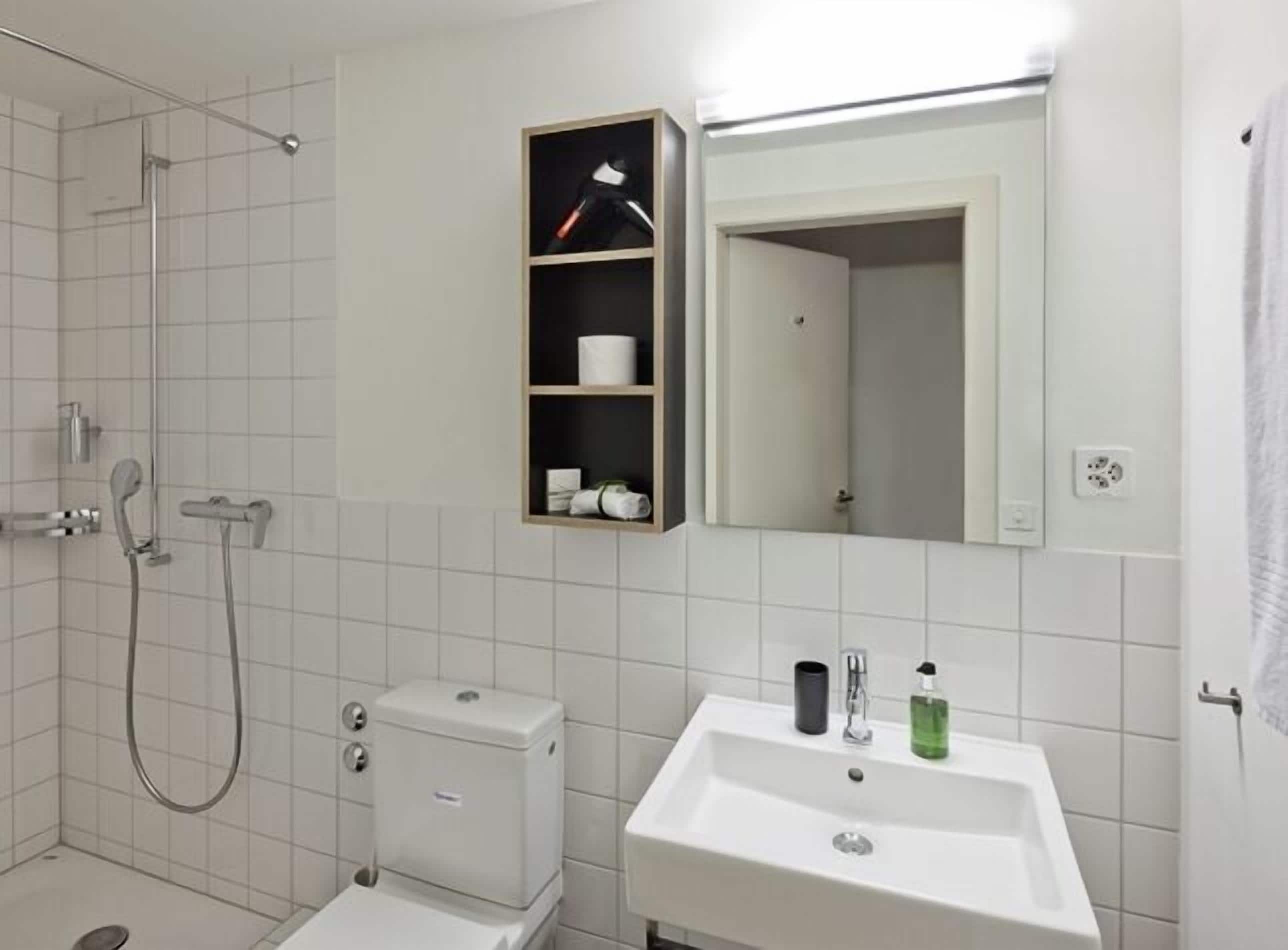 classic double room | bathroom | shower, free toiletries, hair dryer, bathrobes