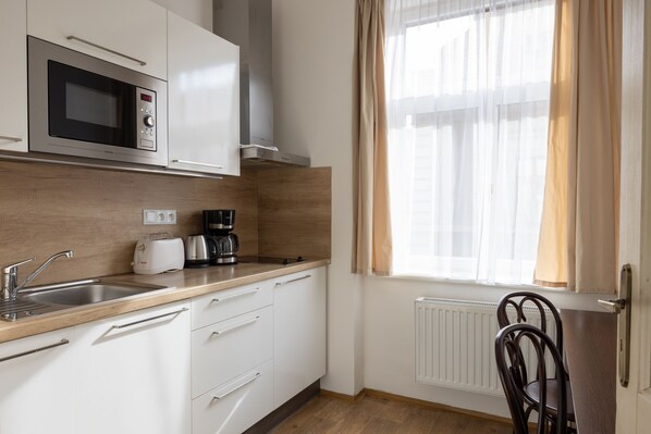 Kühlschrank, Mikrowelle, Herdplatte, Wasserkocher mit Kaffee-/Teezubehör