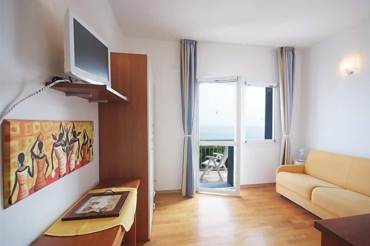 Studio (2 pax) | Living area | TV