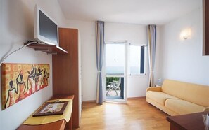 Estudio (2 pax) | Área de sala de estar | Televisión 