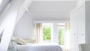 Een kluis op de kamer, individueel gedecoreerd, een bureau, beddengoed