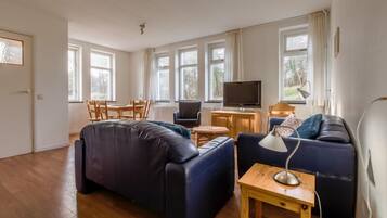 6 pers. Appartement Robijn | Een kluis op de kamer, individueel gedecoreerd, een bureau, beddengoed