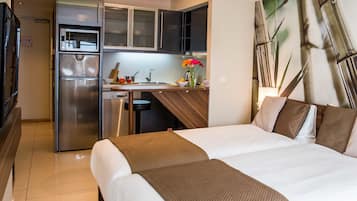 Family Room | Bathroom | Shower, free toiletries, towels