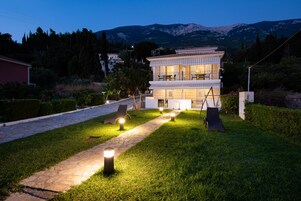Fachada de la propiedad por la tarde o noche
