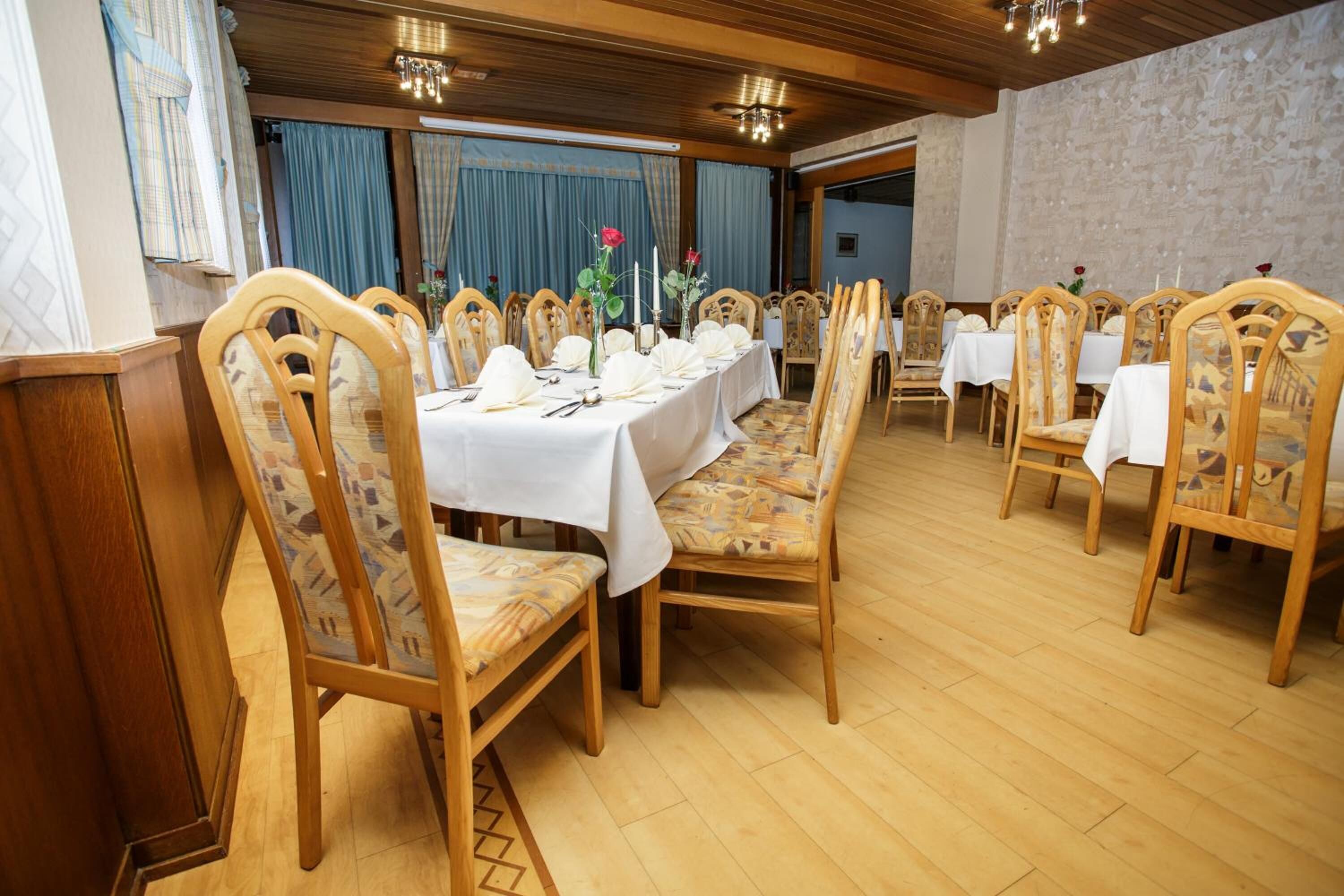 breakfast, lunch, dinner served; international cuisine