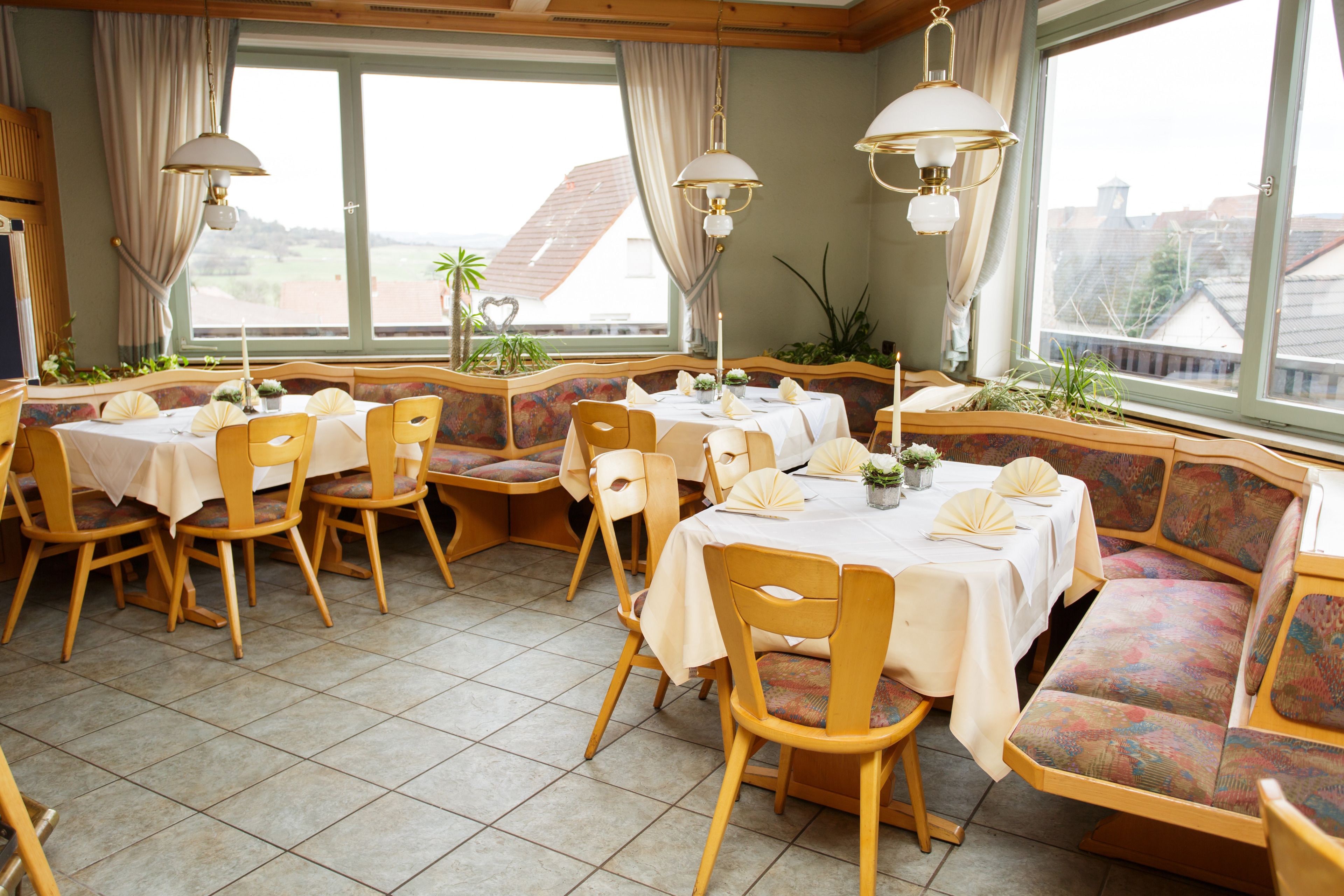 breakfast, lunch, dinner served; international cuisine