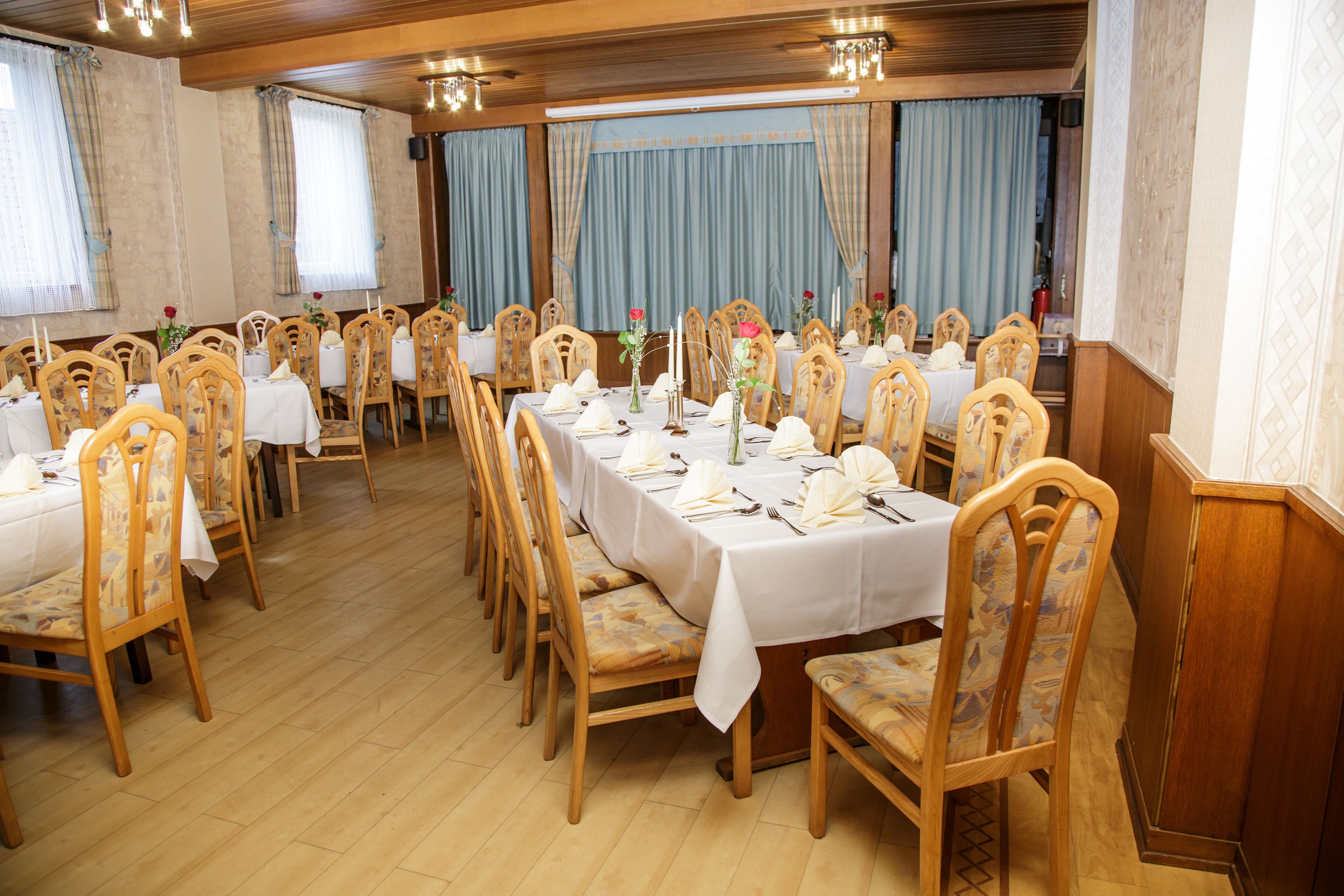 breakfast, lunch, dinner served; international cuisine