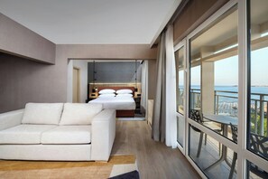 Sengetøy av topp kvalitet, dundyner, safe på rommet og skrivebord