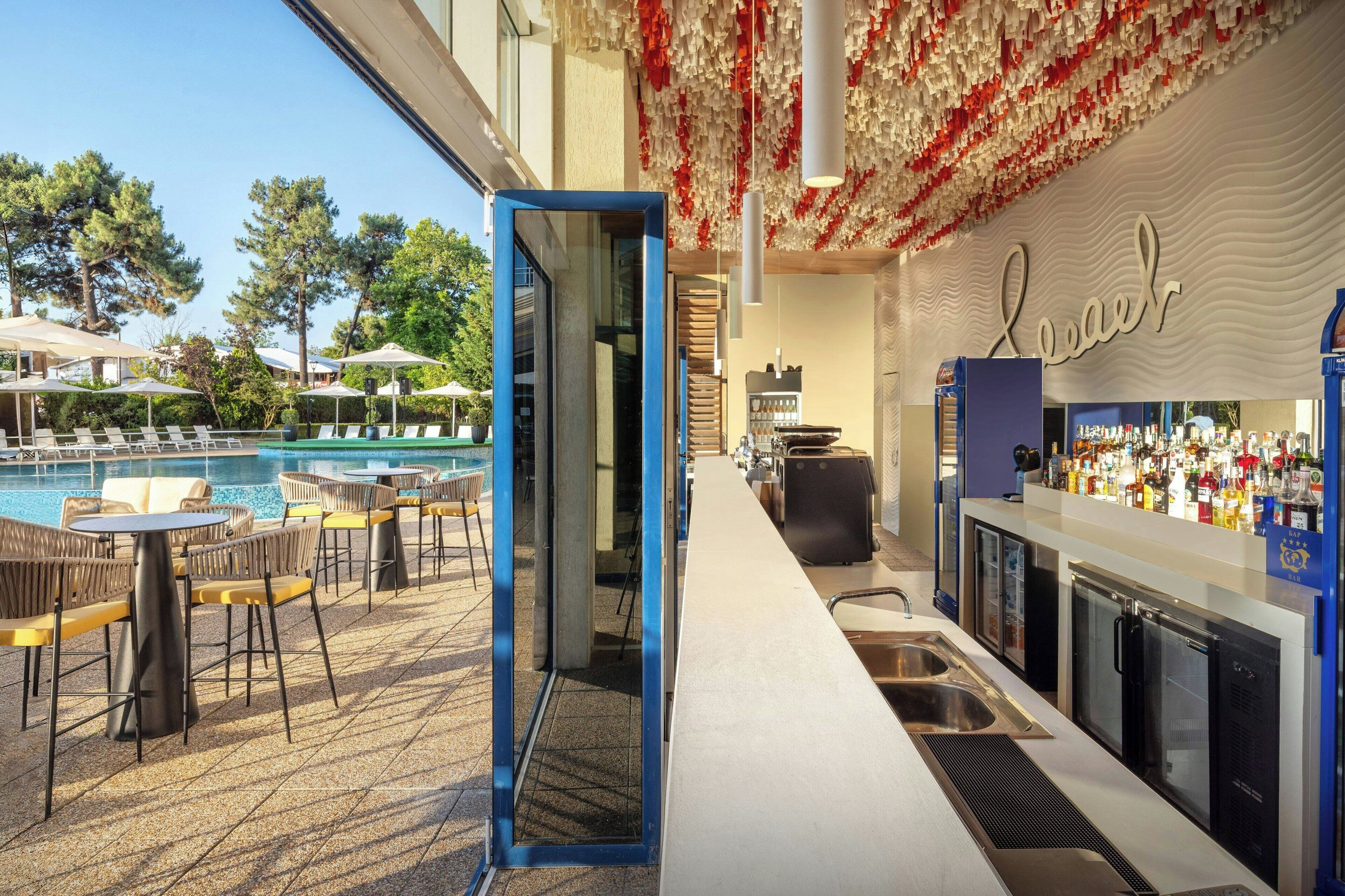 Innendørsbasseng,utendørsbasseng, bassengparasoller og solsenger