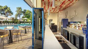 Innenpool, Außenpool, Sonnenschirme, Liegestühle