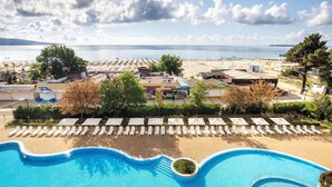 A resort with a swimming pool, beachside lounge chairs, and a view of the sea. - Four Points by Sheraton Sunny Beach (Sunny Beach)