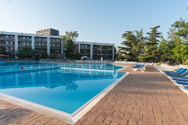 Outdoor pool, pool umbrellas, sun loungers