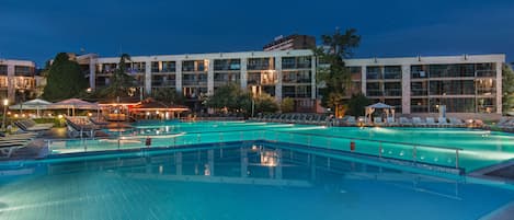 Piscine extérieure, parasols de plage, chaises longues