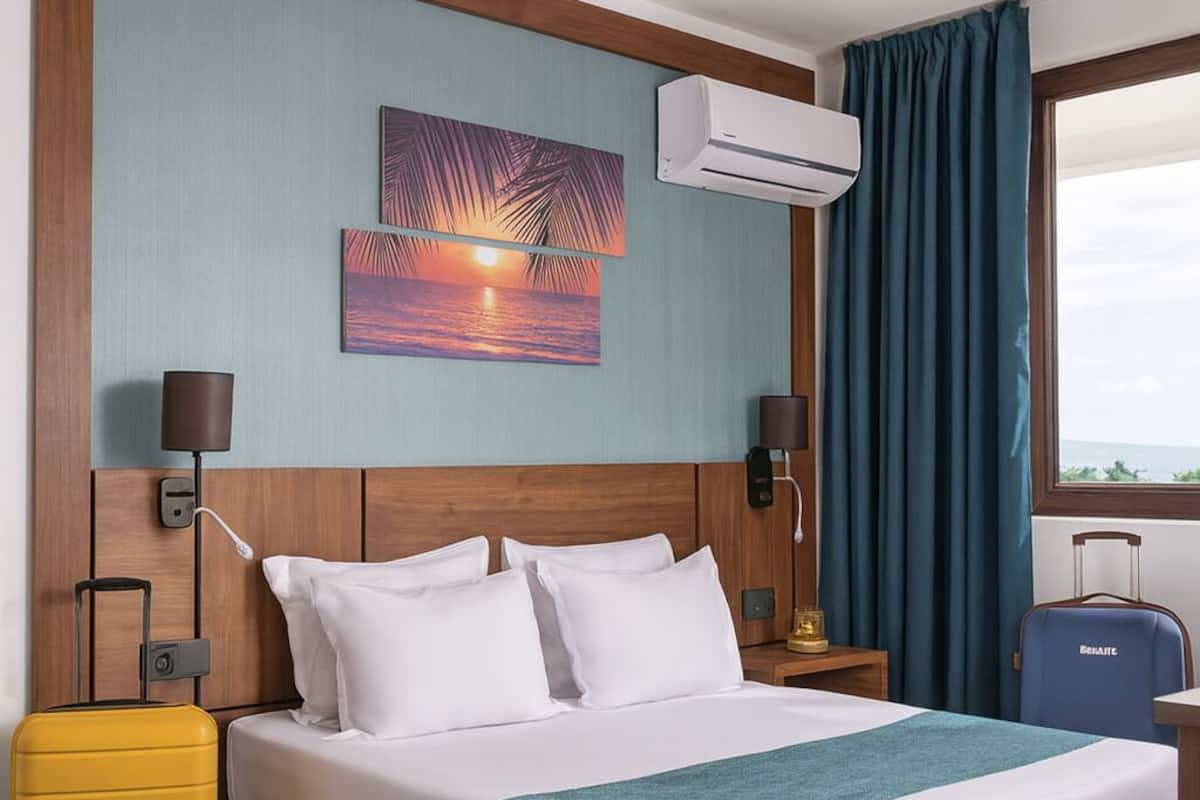 Laptop workspace, blackout drapes, free WiFi, bed sheets