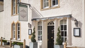 A building with a sign reading "Brakspear The Townhouse Bar Restaurant Rooms."