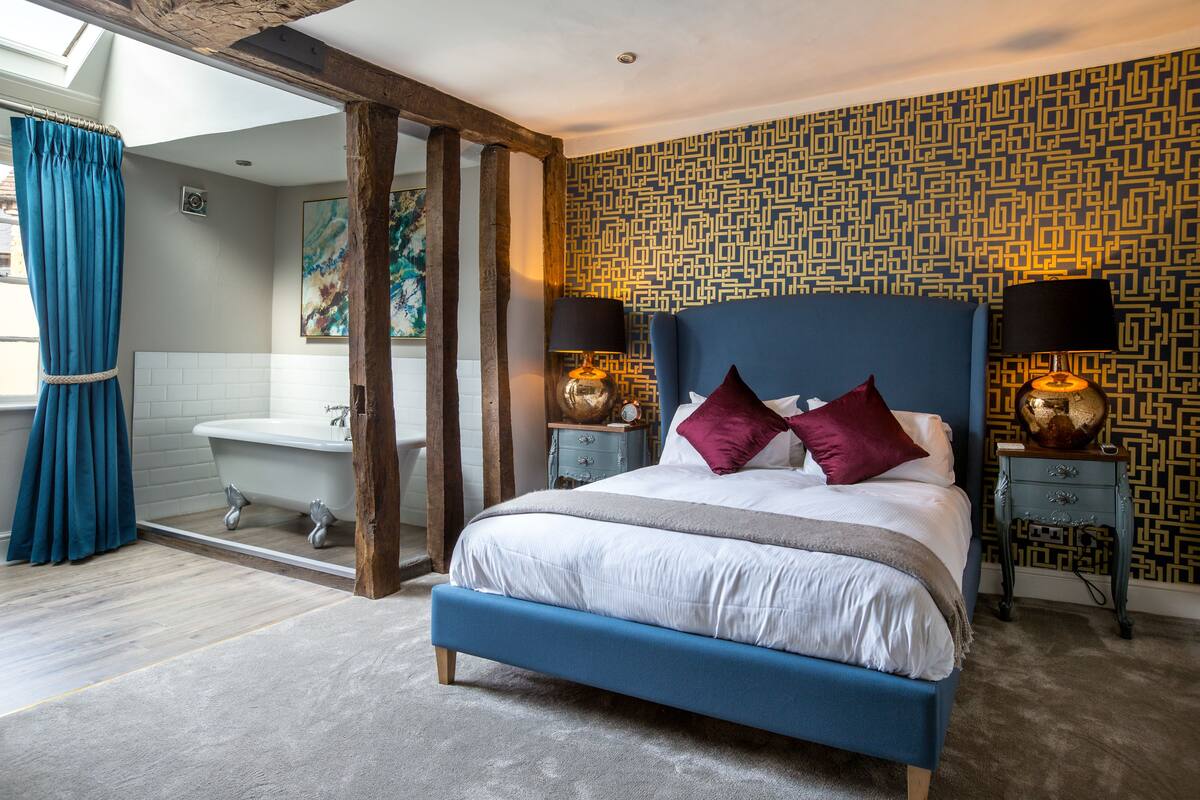 signature room, 1 king bed, bathtub | desk, iron/ironing board, free wifi