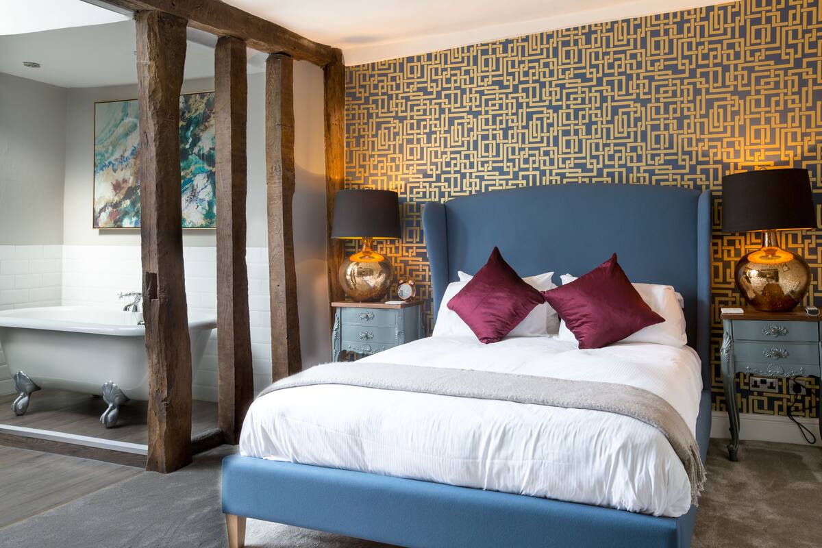 signature room, 1 king bed, bathtub | view from room