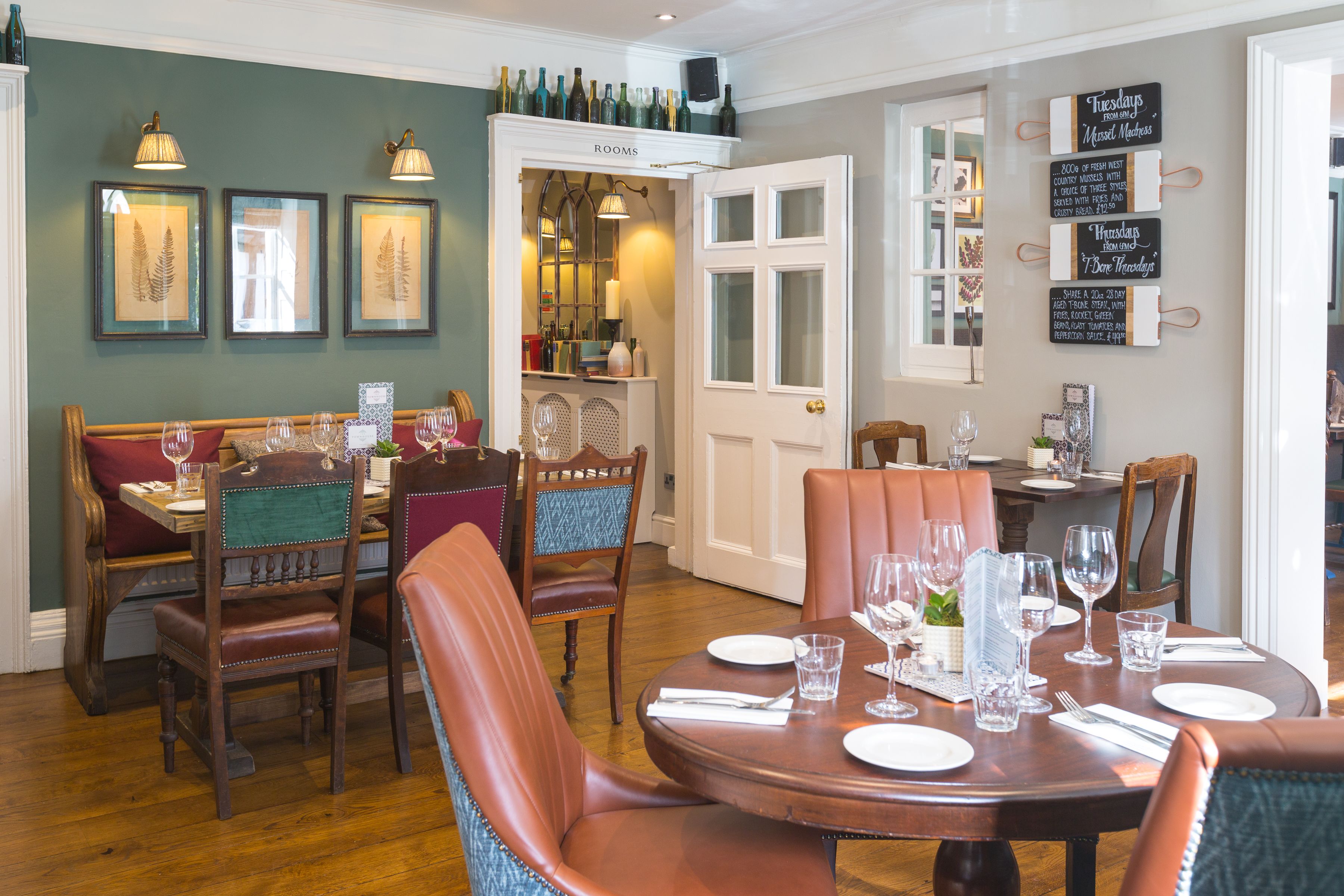 breakfast, lunch, dinner served; british cuisine