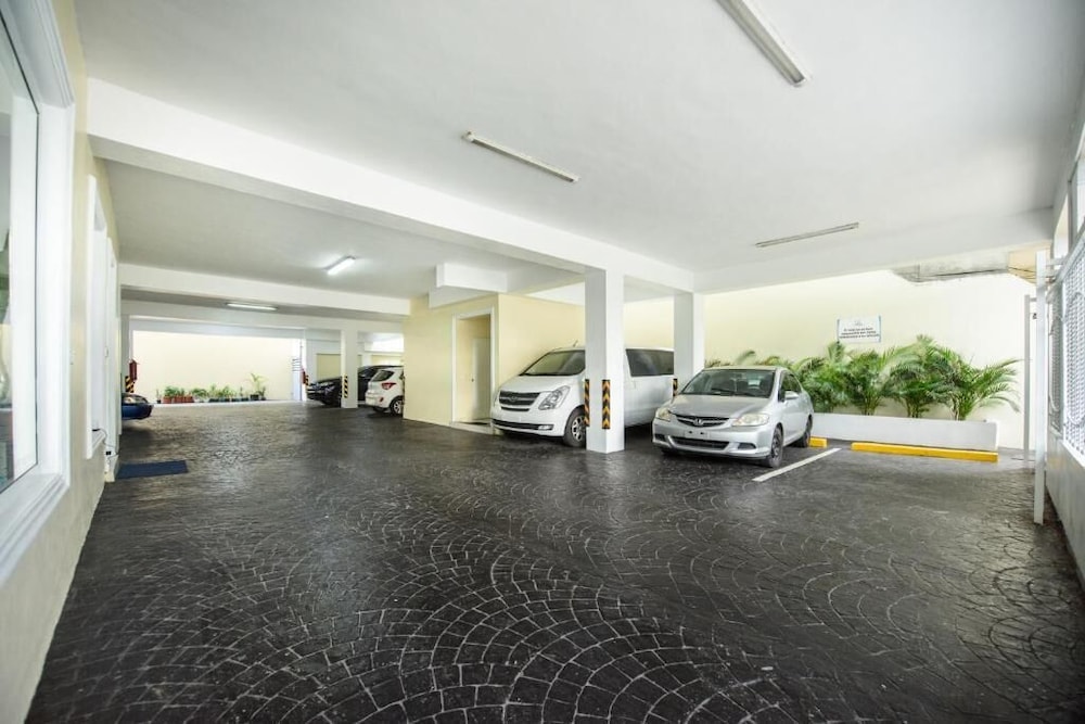 Hotel Shakey by null