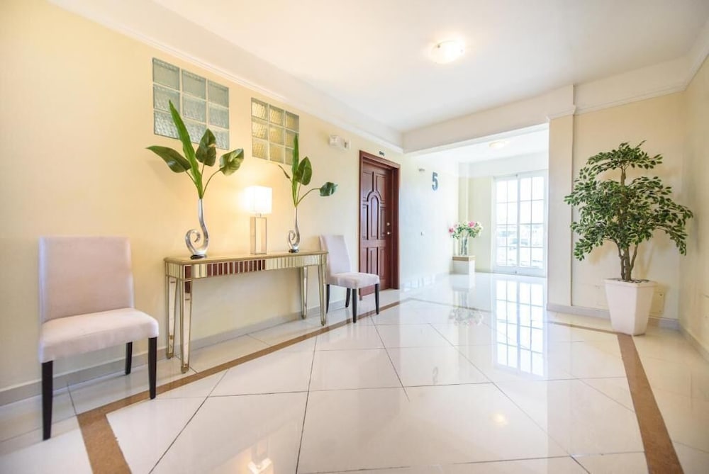 Hotel Shakey by null