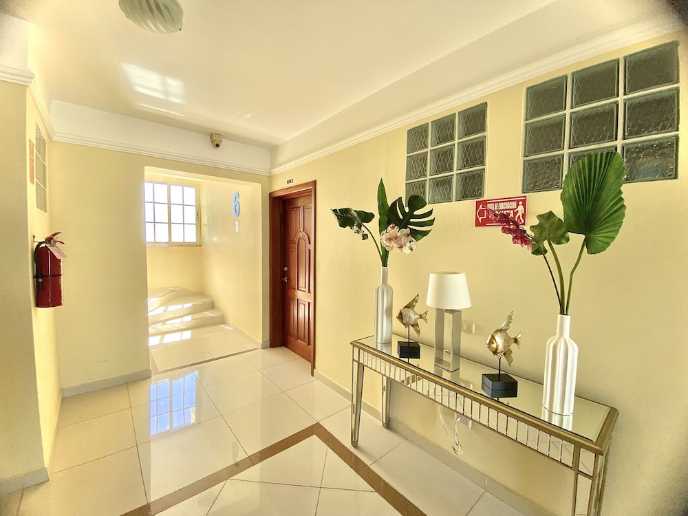 Hotel Shakey by null