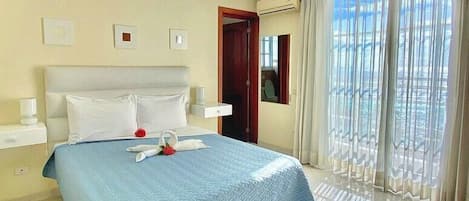 Lägenhet Deluxe - 2 sovrum - pentry - havsutsikt | 1 sovrum, duntäcken och värdeförvaringsskåp på rummet