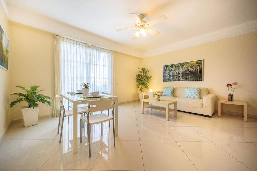 Hotel Shakey by null