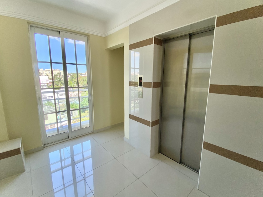 Hotel Shakey by null