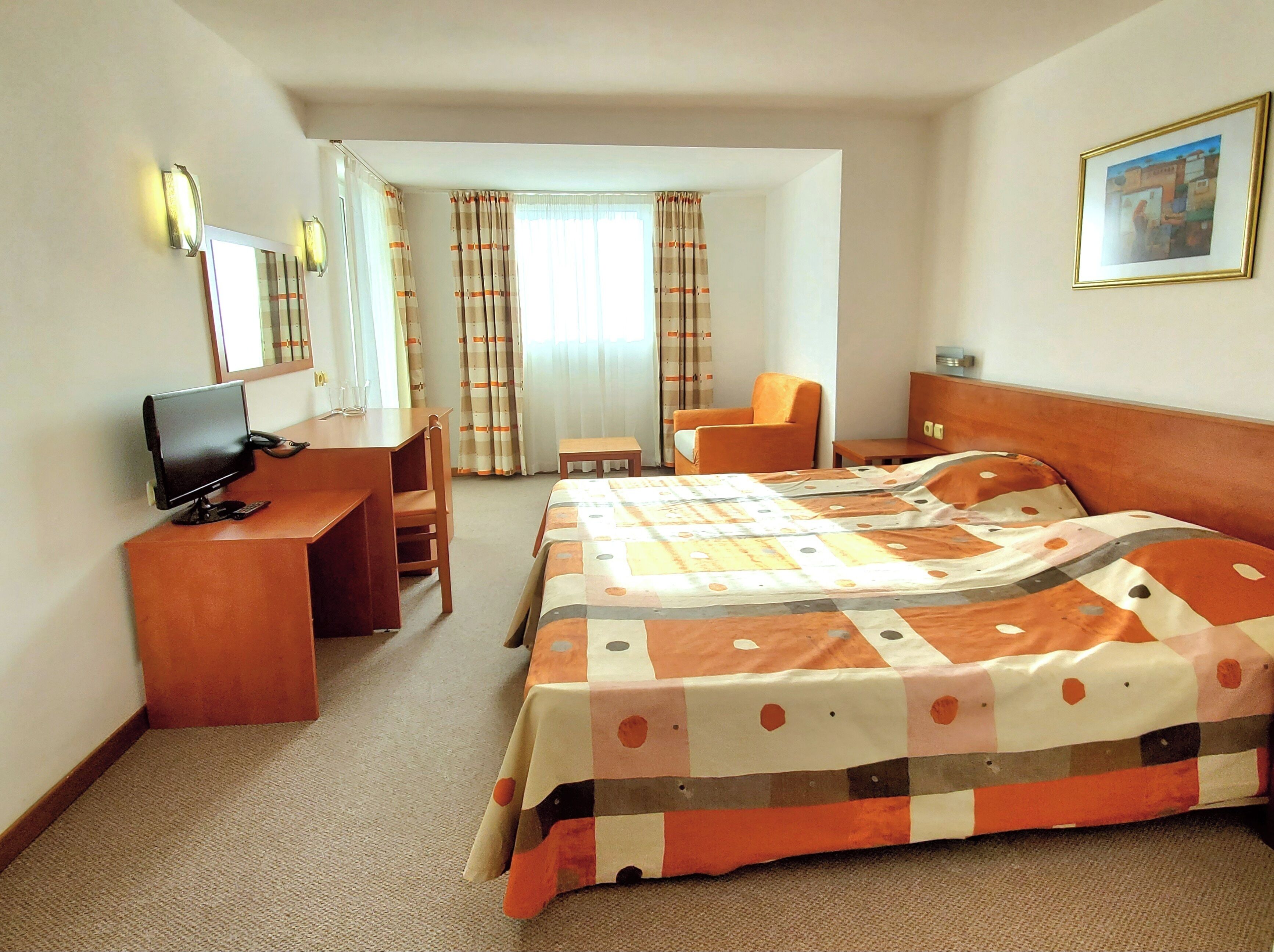 Minibar, coffres-forts dans les chambres, bureau, lits bébé (gratuits)