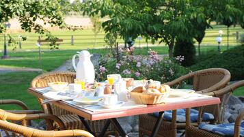 2 restaurants, lunch, dinner served; Regional cuisine