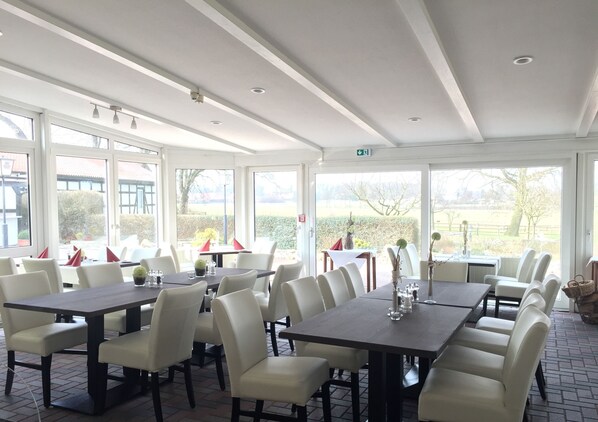 2 restaurants, lunch, dinner served; Regional cuisine