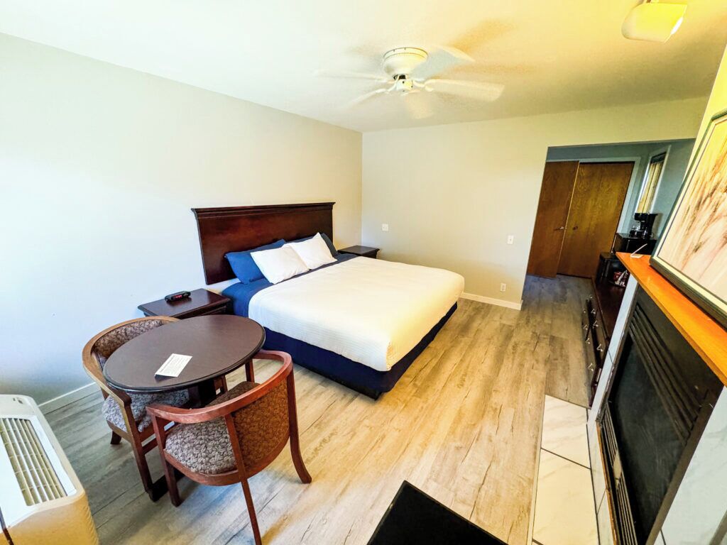 Lakeside Luxury King - Accessible | Free WiFi, bed sheets