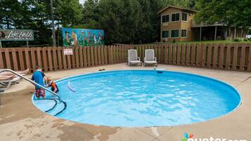 2 outdoor pools