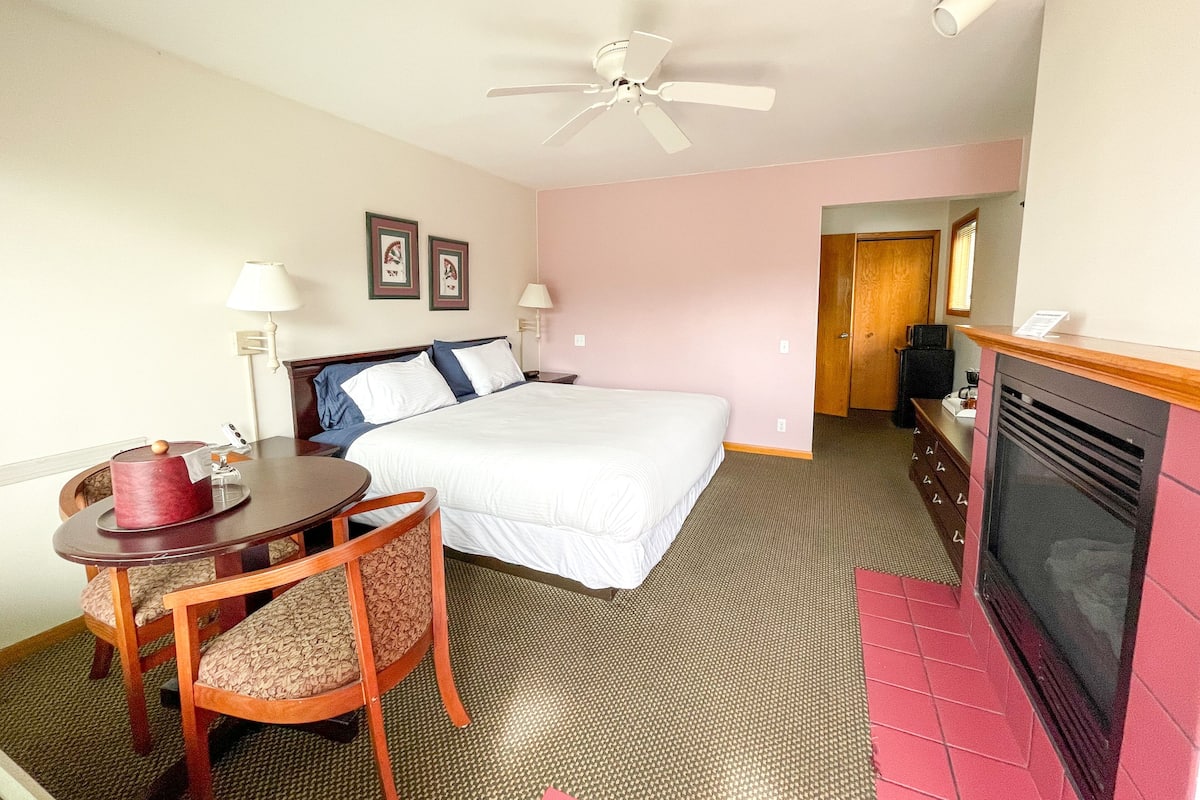 Lakeside Luxury King - Accessible | Free WiFi, bed sheets